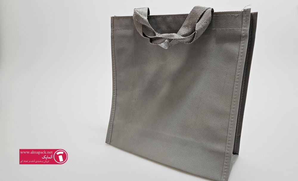 چرا ترکیب ساک دستی و بند آویز گردنی در نمایشگاه مؤثر است؟