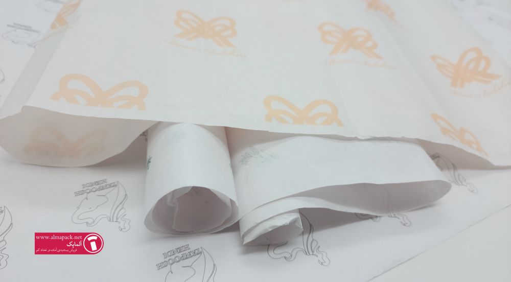 پرکردن فضای خالی بسته‌بندی با کاغذ پوستی برای لباس